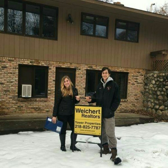 🌻 MEET YOUR POSHER! 🌻 - Picture 3 of 4